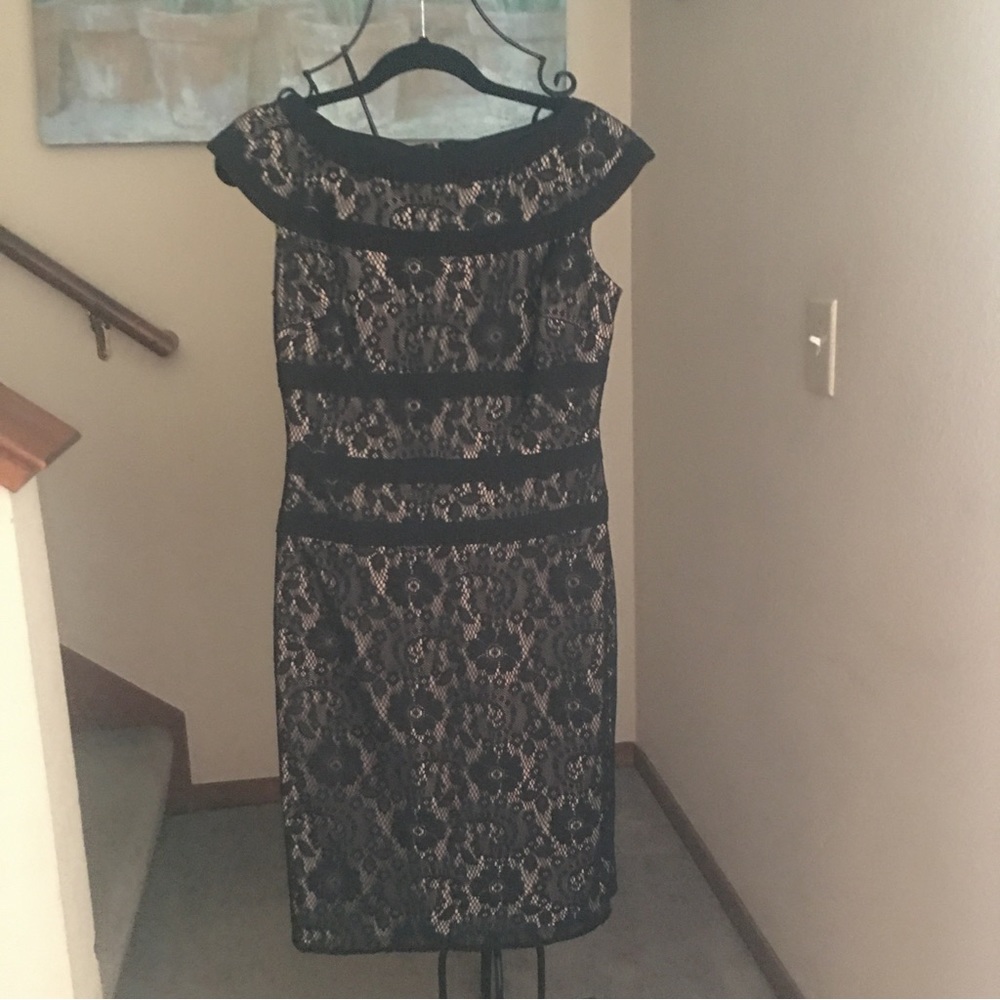 Adrianna Papell Size 6 Black Lace Dress
